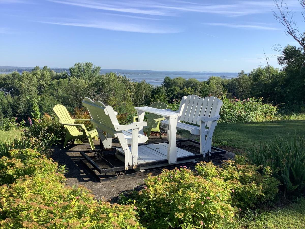 Les Saisons Du Fleuve Bed & Breakfast Lotbiniere Eksteriør bilde
